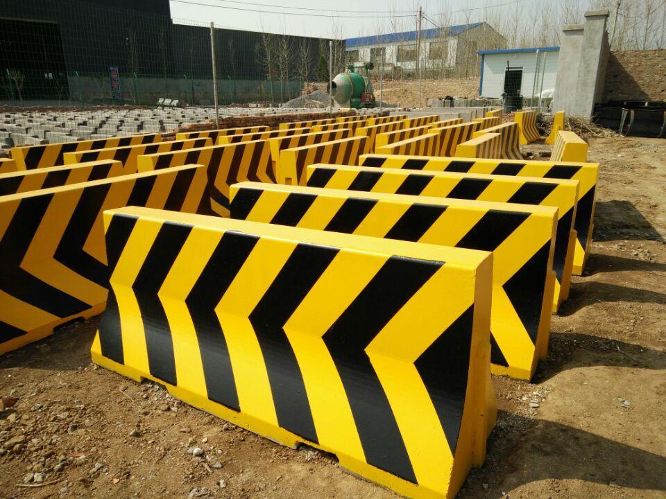 佛山高速公路水泥墩規(guī)格型號與交通安全設(shè)施工程解析