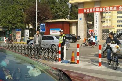 淮陰公安分局創新設置“可變護欄”，精準破解校園門前交通頑疾